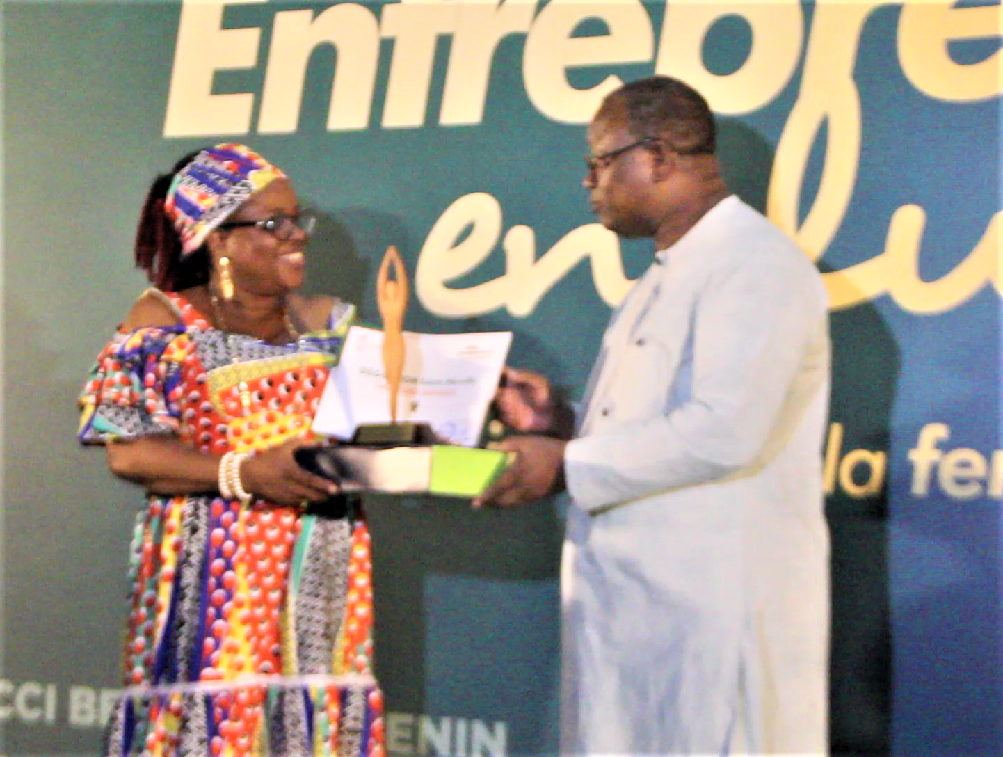 En reconnaissance de ses efforts de femme entrepreneure hors pair/Edith Mireille Déguénon, Directrice Oasis des enfants distinguée par la CCI BÉNIN